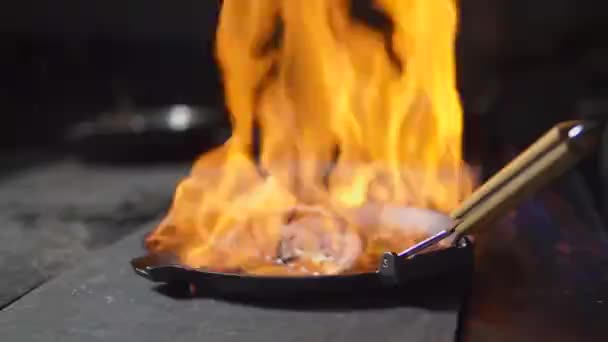Mięso z grilla steki w patelni - Materiał filmowy, wideo