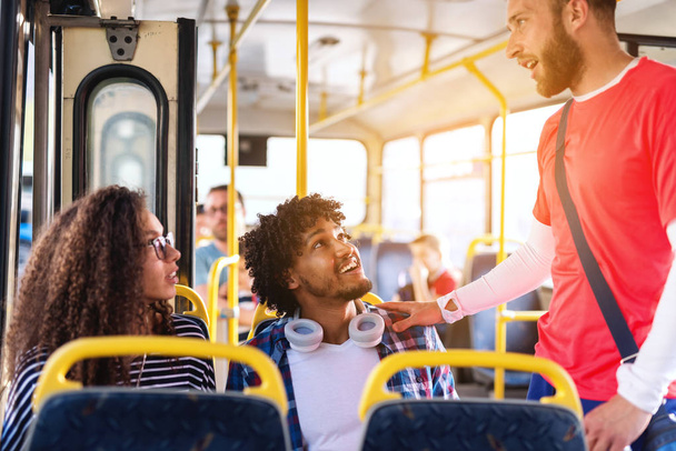 ομάδα νέων επιβατών μιλώντας στο λεωφορείο, αστικές μεταφορές  - Φωτογραφία, εικόνα