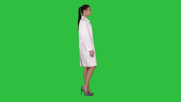 Αισθητικός ιατρός στο λευκό χιτώνα είναι το περπάτημα σε μια πράσινη οθόνη, Chroma Key. - Πλάνα, βίντεο