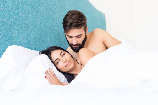 Una bella giovane coppia appassionata a letto
 - Foto, immagini