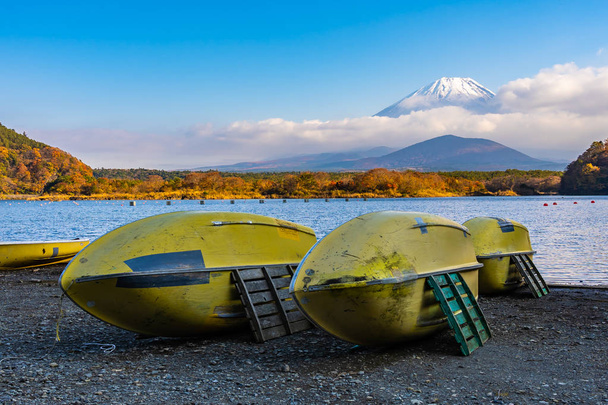 Beau paysage de fuji de montagne avec bateau et érable autour du lac en automne Yamanashi Japon
 - Photo, image