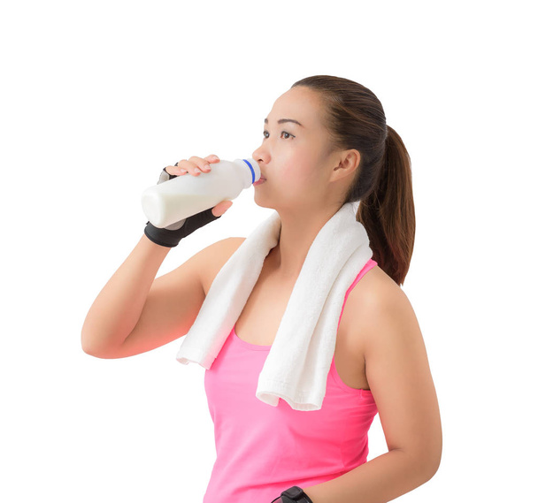 Fitness femme souriant heureux tenant bouteille de lait et de lait de consommation. Photo mode de vie sain de modèle de fitness asiatique isolé sur fond blanc avec chemin de coupe
 - Photo, image