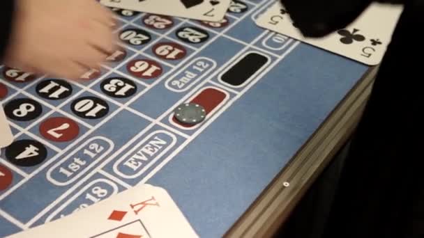 Pariez vos jetons sur le rouge sur la table de roulette
 - Séquence, vidéo