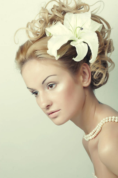 Girl with a flower in her hair  - Foto, Imagem