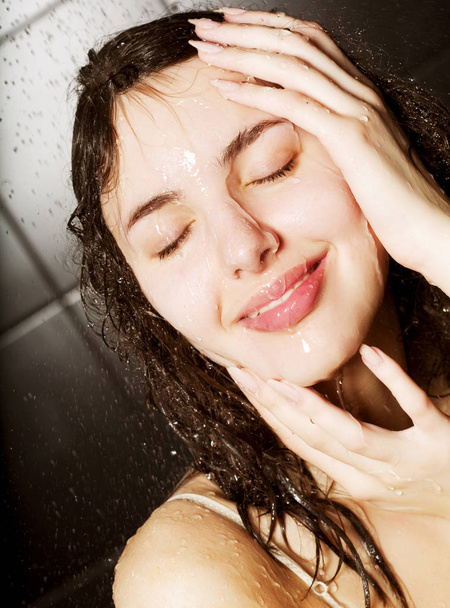 Chica tomando una ducha
 - Foto, Imagen
