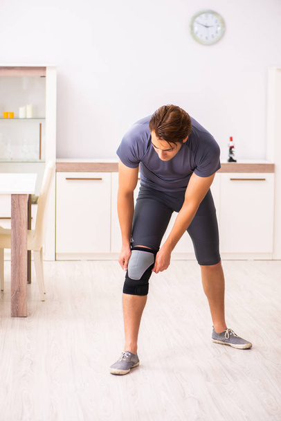 Hombre haciendo ejercicio para la recuperación de lesiones de rodilla
 - Foto, Imagen