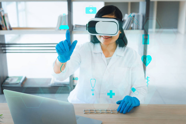 Das Porträt einer Wissenschaftlerin nutzt Virtual-Reality-Technologie, um Werkzeuge auszuwählen und die Forschung in ihrem Büro zu untersuchen.. - Foto, Bild
