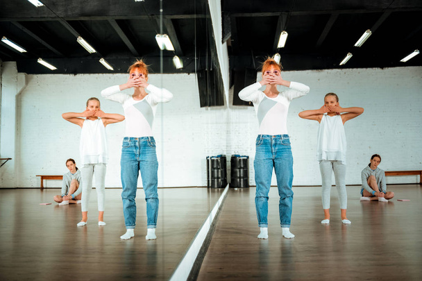 Red-haired ballet teacher and her students practicing elements of modern dance - Foto, afbeelding