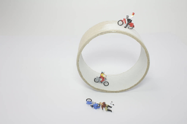 une mini figurine moto autour du cercle
 - Photo, image