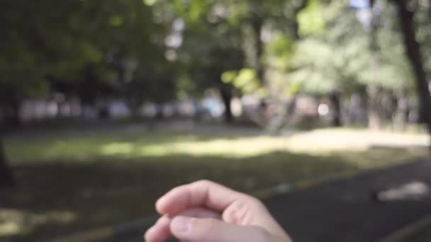 Ο άνθρωπος κάνει ένα κλικ με τα δάχτυλα του χεριού - Πλάνα, βίντεο