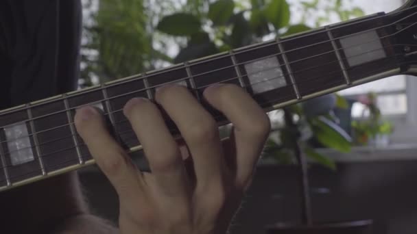 Człowiek gra solo na gitarze elektrycznej - Materiał filmowy, wideo