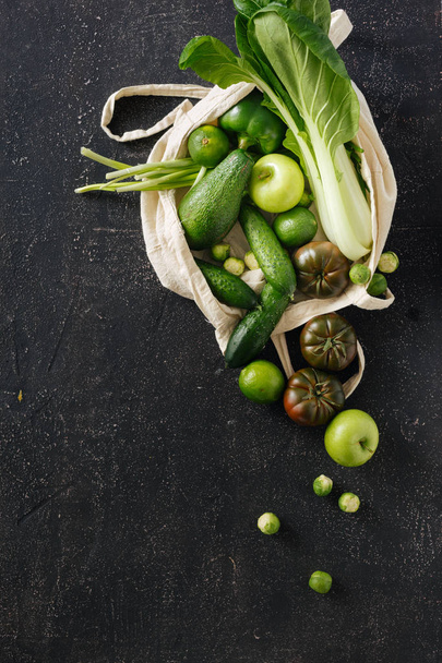 Свіжа органічна їжа Овочі та фрукти в тканині Еко сумка. Вегетаріанська або Веганська їжа на темному тлі Вид зверху Плоский ліжко
 - Фото, зображення