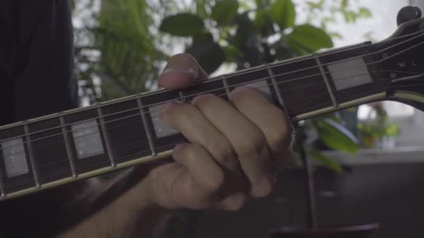 Een man speelt een solo op een elektrische gitaar - Video