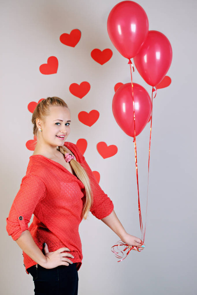 όμορφη ξανθιά κοπέλα κρατώντας τρεις μπαλόνια - Φωτογραφία, εικόνα
