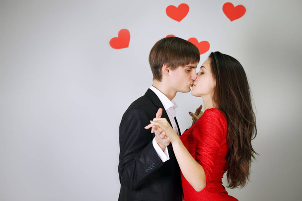 Jovem casal bonito no amor ternamente beijando
  - Foto, Imagem