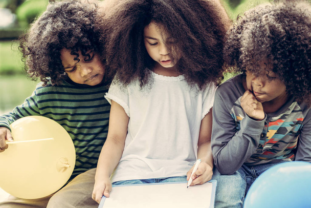Boldog afro-amerikai fiú és lány gyerekek csoport játszóterét, az iskolában. Gyermekek barátság és oktatási koncepció. - Fotó, kép