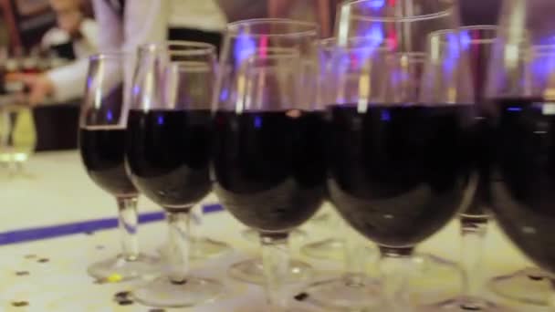 El camarero vierte vino en copas en una fiesta
 - Metraje, vídeo