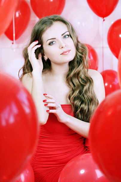 Όμορφο μακρυμάλλης γυναίκα με μεγάλα κόκκινα μπαλόνια - Φωτογραφία, εικόνα