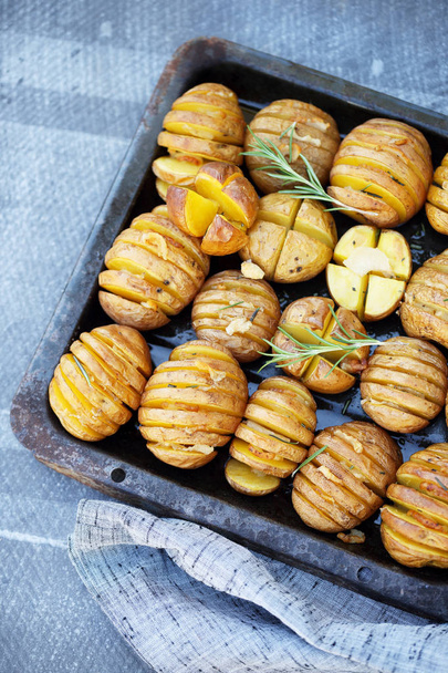 Нарізана запечена картопля з беконом і розмарином
 - Фото, зображення