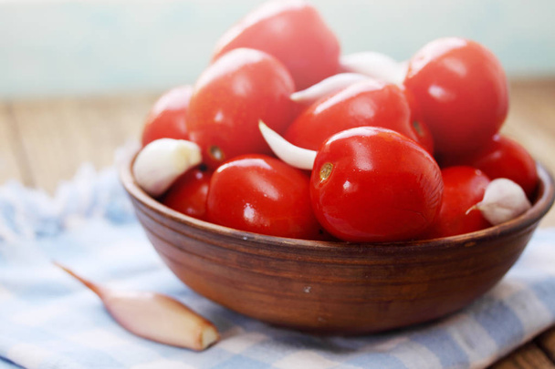 gesäuerte Tomaten und Zwiebeln aus dem Fass - Foto, Bild