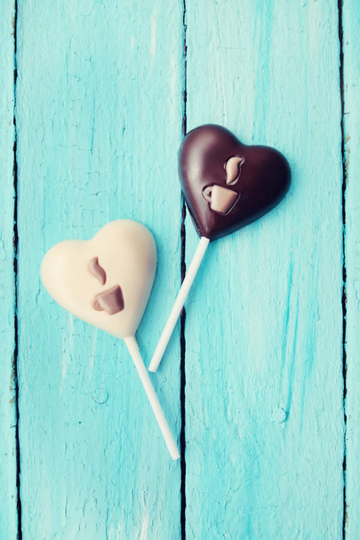 Doces de chocolate em um pau na forma de coração
 - Foto, Imagem