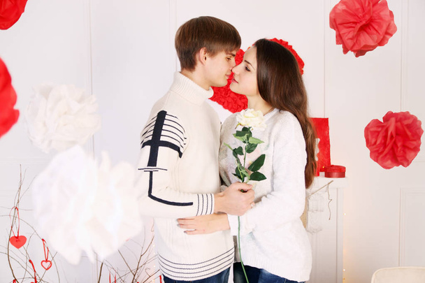 uomo dà una donna una rosa a San Valentino
 - Foto, immagini