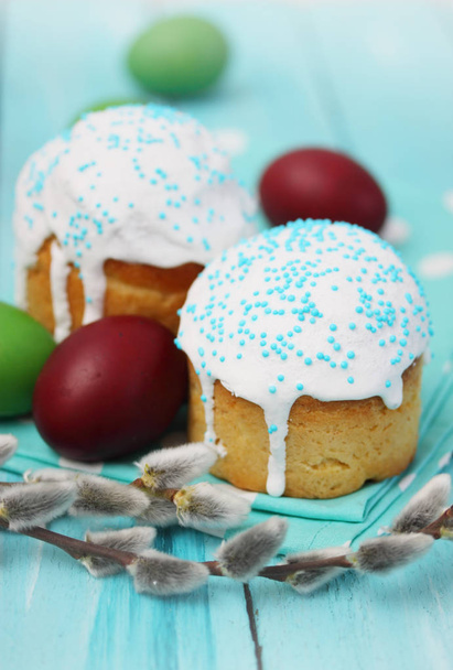 Velikonoční zátiší. Malé velikonoční dorty a malovaná vajíčka - Fotografie, Obrázek