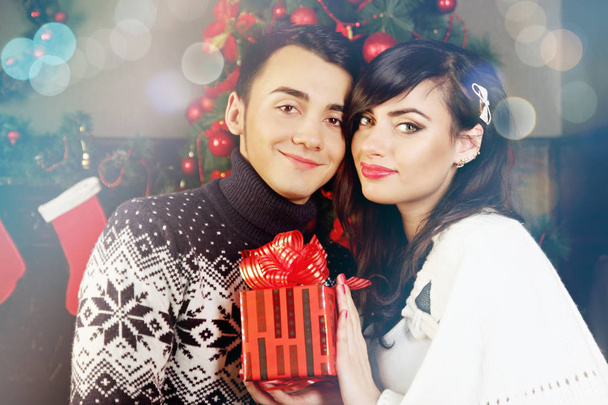 jovem belo casal trocando presentes no Natal
 - Foto, Imagem