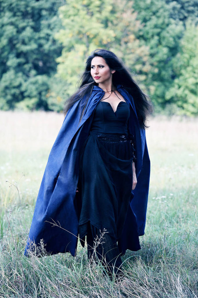  Hermosa mujer en un abrigo azul con pelo largo y negro
 - Foto, Imagen