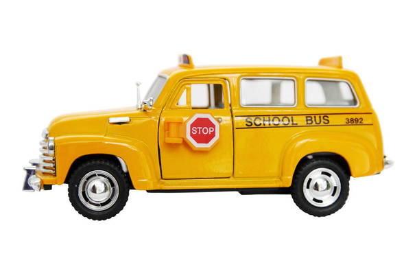 Žlutý autobus hračka izolovaných na bílém pozadí - Fotografie, Obrázek