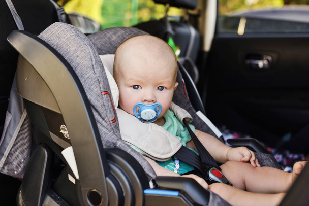 baby boy in the car seat in summer - Foto, Imagen