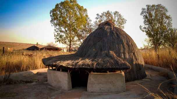Tradycyjne Ndebele hut w Botshabelo w pobliżu Mpumalanga w Republice Południowej Afryki - Zdjęcie, obraz