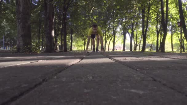 公園を走っているオスの運動選手. - 映像、動画