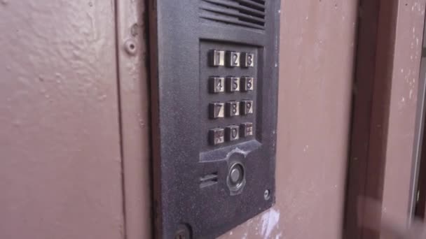 Una persona apre la porta inserendo un codice di numeri
. - Filmati, video
