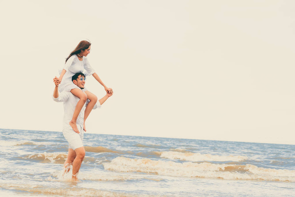 Coppia felice in viaggio di nozze sulla spiaggia di sabbia tropicale in estate
. - Foto, immagini