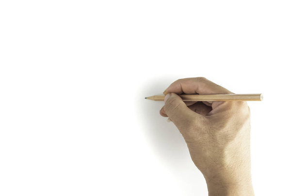 Mano masculina sosteniendo un lápiz escrito sobre papel. espacio de copia aislado sobre fondo blanco y ruta de recorte. - Foto, Imagen