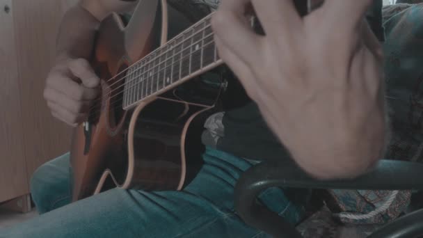 Mann spielt Musik auf akustischer Gitarre - Filmmaterial, Video