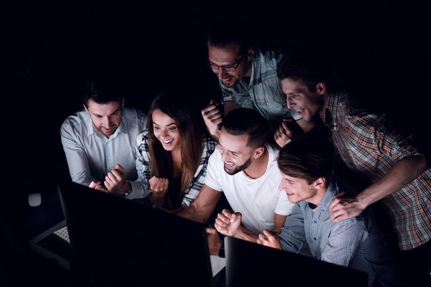 Szczęśliwy zespół biznesowy patrząc na monitor komputera - Zdjęcie, obraz