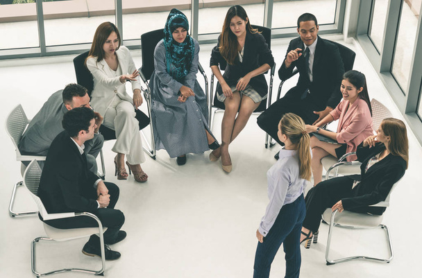 Деловые женщины и бизнесмены участвуют в групповой конференции в офисном зале. Концепция корпоративного бизнеса. - Фото, изображение