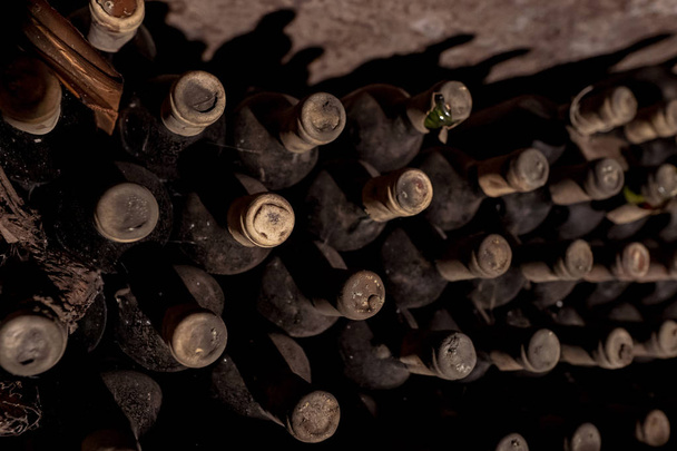 Vecchie e costose bottiglie di vino affinamento in cantina sotterranea
 - Foto, immagini