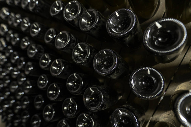 Détail du processus de fabrication du vin mousseux avec les bouteilles en verre sur les stands
 - Photo, image