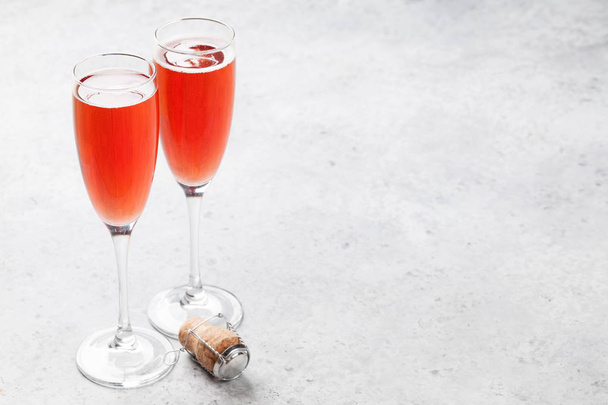 Valentinstag-Grußkarte mit rosa Champagnergläsern auf Steingrund. mit Platz für Ihre Grüße - Foto, Bild