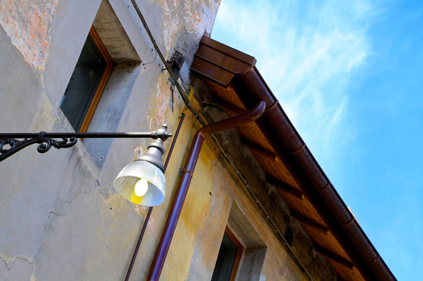 старий вуличний ліхтар увімкнений вдень
 - Фото, зображення