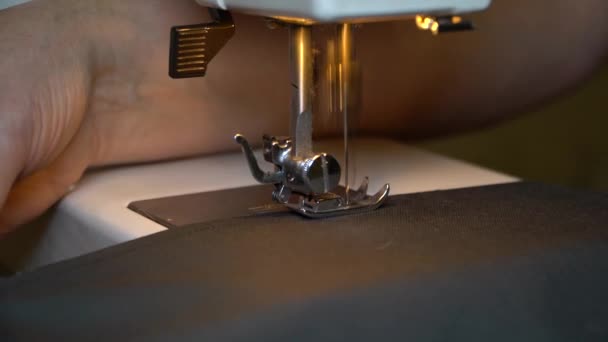 Costura en una máquina de coser, creando una costura
 - Metraje, vídeo