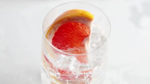 Grapefruit Gin Tonic Selektionsgetränk Alkoholcocktail oder Entgiftungswasser, erfrischendes Getränk mit Eis, Wahlschwerpunkt, geringe Schärfentiefe. - Filmmaterial, Video