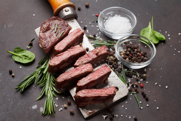 Hoja superior o denver carne asada sobre cuchillo de carnicero de carne
 - Foto, Imagen