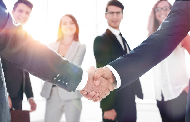 close up.handshake parceiros de negócios no escritório
. - Foto, Imagem
