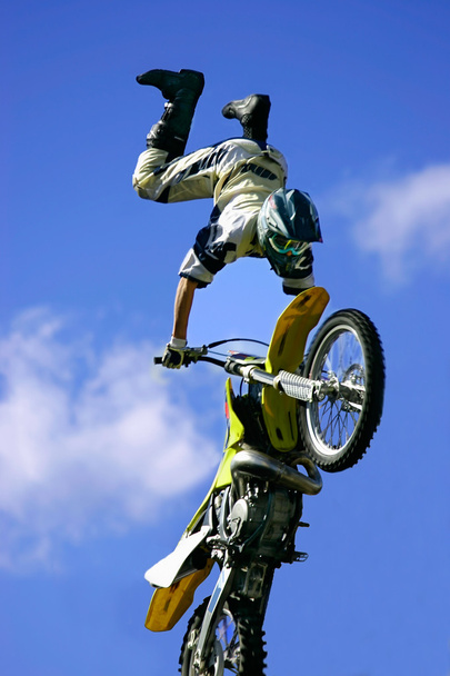 Salto de moto estilo livre
 - Foto, Imagem