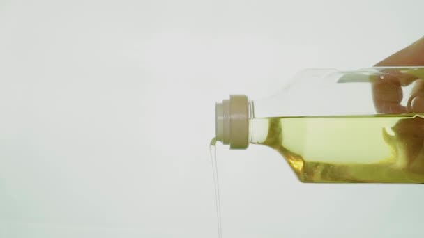 Vyplňování slunečnicový olej z láhve - Záběry, video