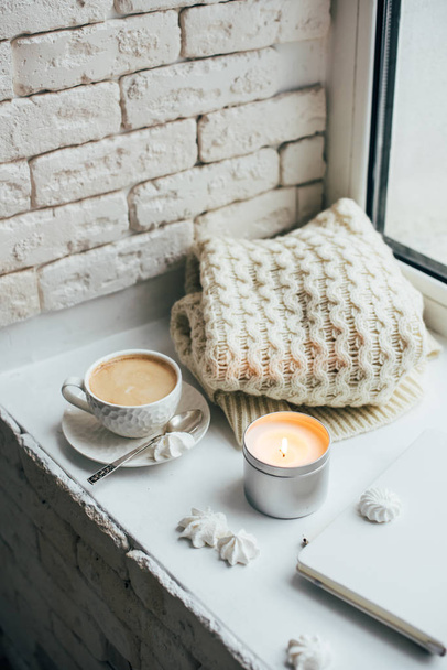 Уютный зимний интерьер с трикотажным одеялом и свечой
 - Фото, изображение